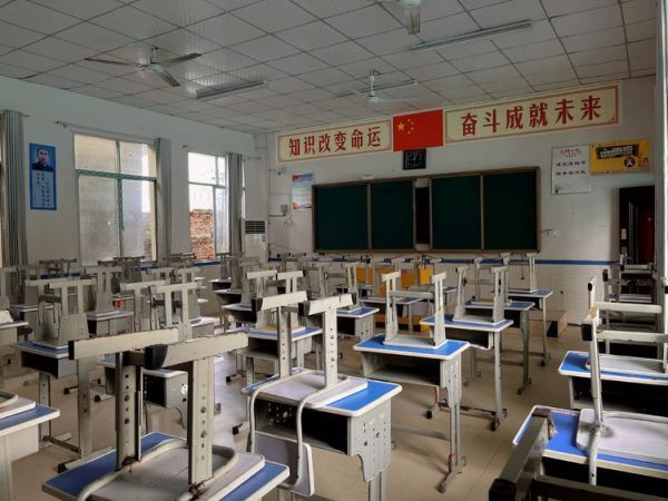 懷化市精楷英高級(jí)中學(xué)11月月考總結(jié)大會(huì)暨新團(tuán)員入團(tuán)儀式