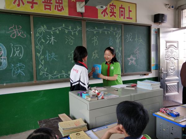 3杉树小学六年级学生合作推荐好书
