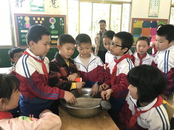 6铃山中学的学生(小学部)在午读课上演示