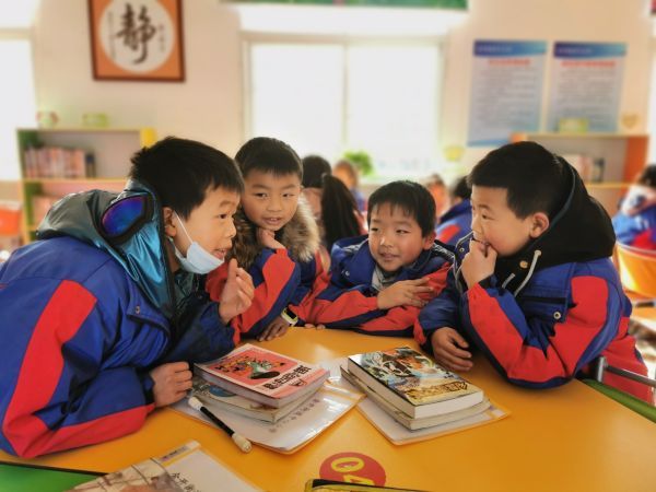 7双峰县金开街道小学学生在阅读课上参与小
