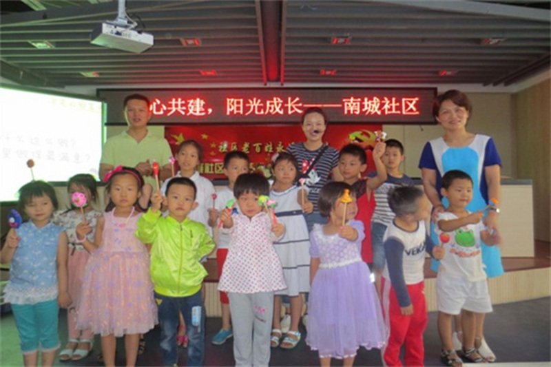 民进天心区工委在南城社区开展“快乐阳光成长创意手工”同心活动