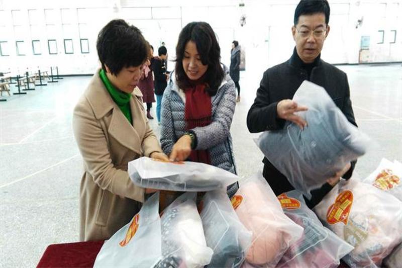 望城区支部组织捐赠1万件爱心寒衣送往玉树