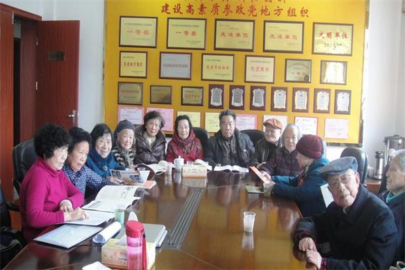 直属工委离退休总支举行庆“三•八”节活动