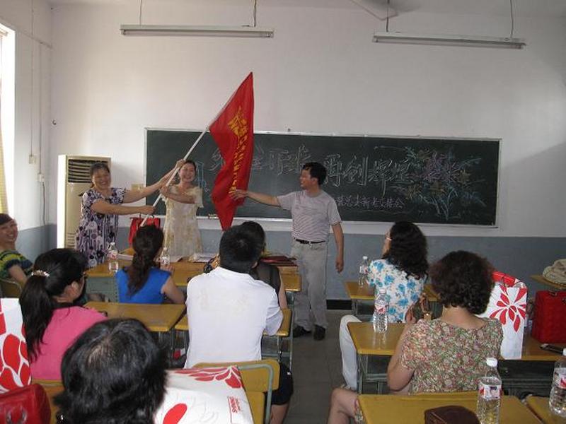 近日，长沙民进岳麓区总支在区少年宫召开了“继往开来 再创辉煌”