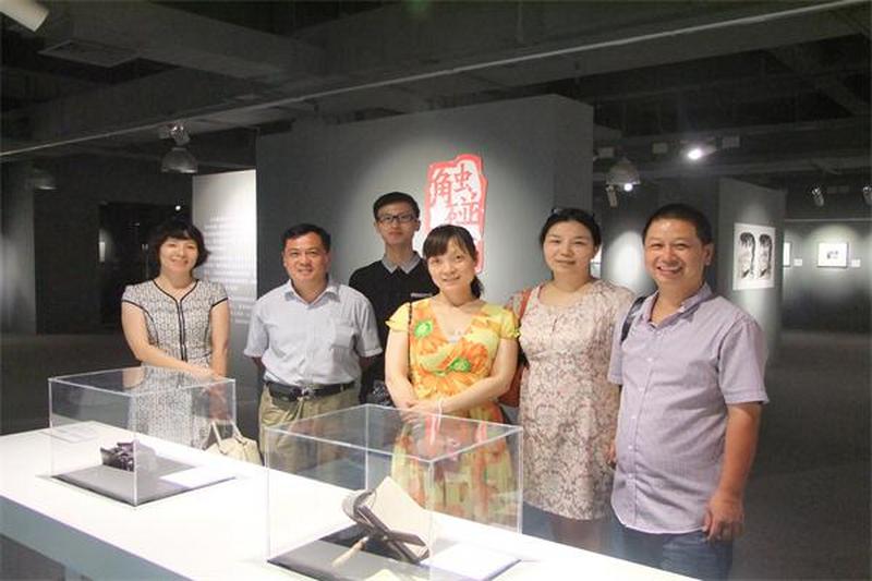 芙蓉区工委二支部会员参观“触碰百年”立体影像展