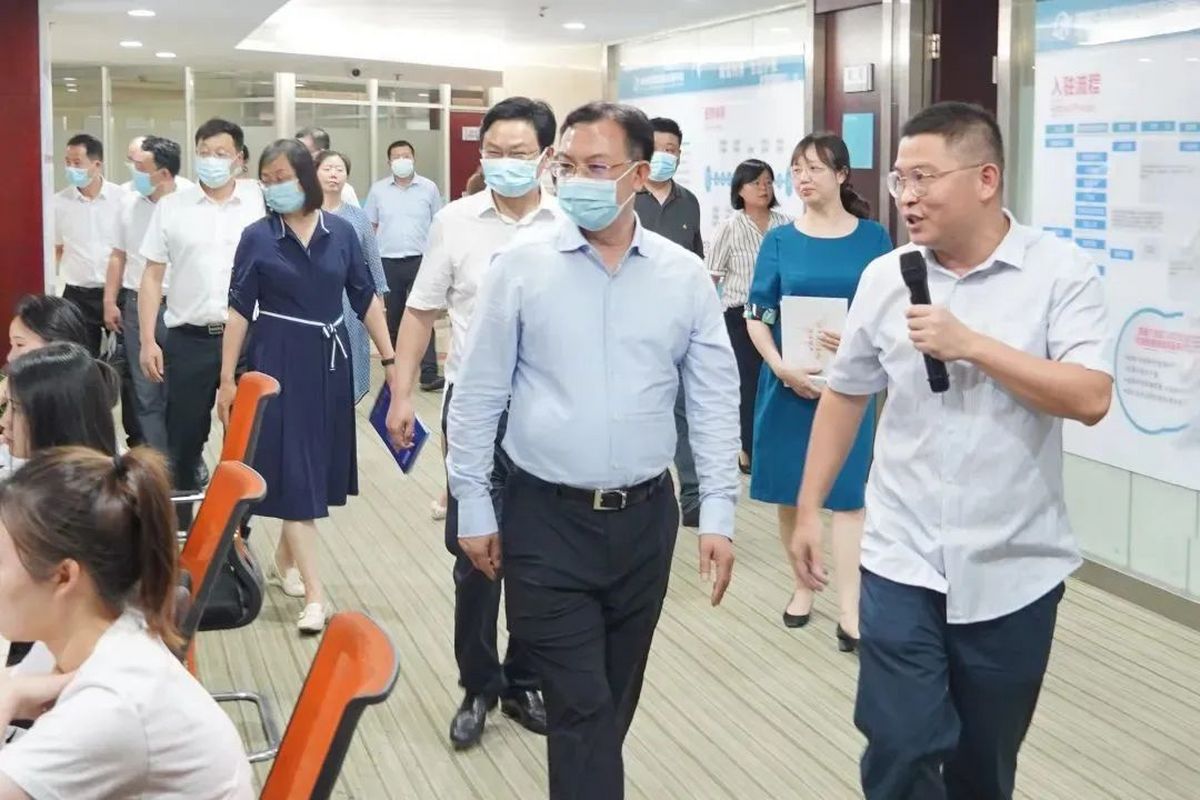 会员动态 | 湖南省商务厅党组书记、厅长沈裕谋一行调研湖南长株潭跨境电商综合服务中心及协会副会长单位思洋集团