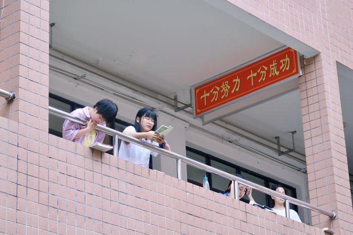和同学一起凭栏阅读