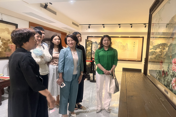 李平主委一行走访慰问湘绣传承人2