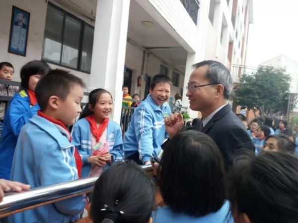 2017年10月梁校长在滨江小学和孩子们交流