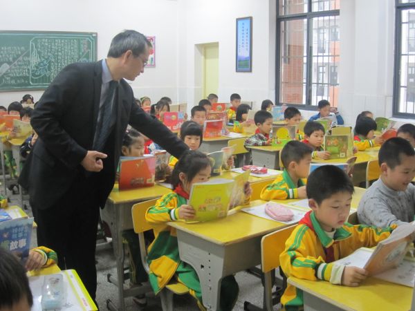2012年5月梁校长在滨江小学做阅读评估指导