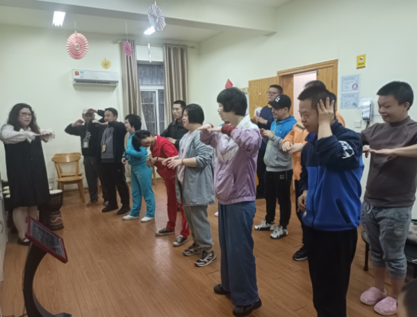 学员在娱乐教室学习手语操