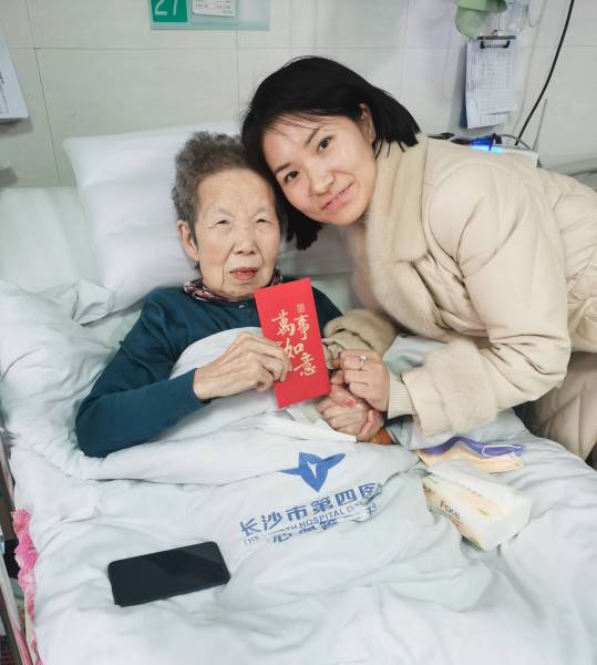 情暖新年，探望空巢老人