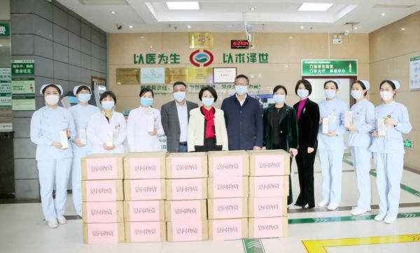 三八妇女节丨慰问白衣战士，致敬医疗战线“她力量”