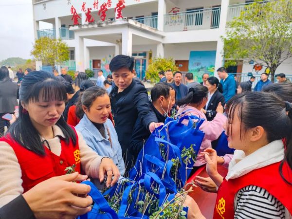 亲手种满幸福花·同心创建卫生城 ——公司参加“助力国家卫生城市创建暨乡村振兴活动启动仪式”