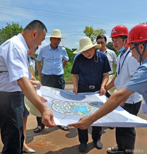 2021年8月25日郴州市政协主席江波一行来思科职教城项目现场调研