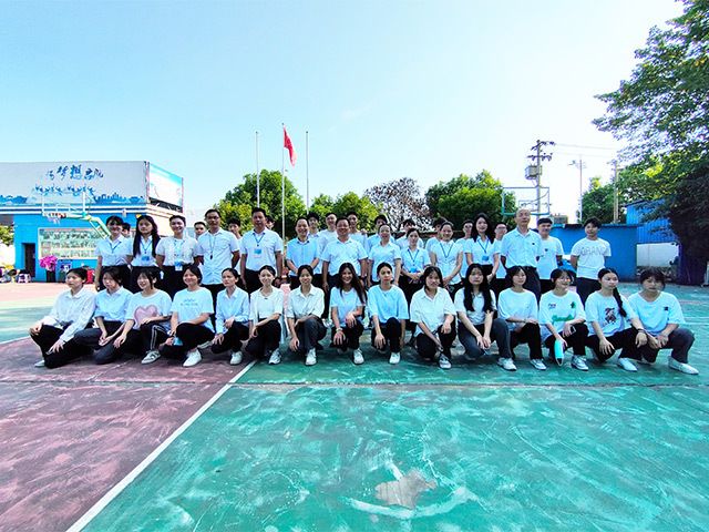 同学们实习出发前合影留念
