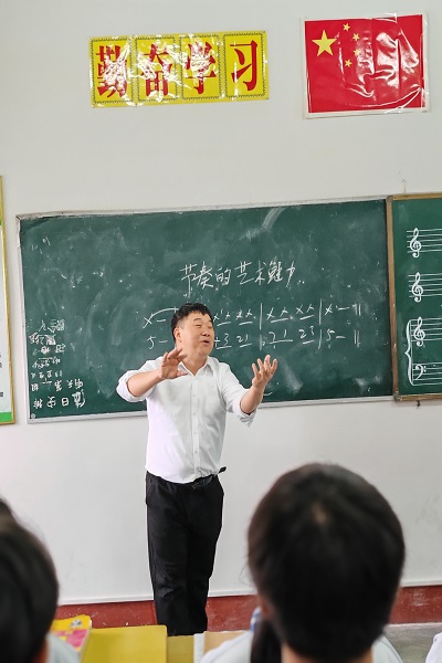 民进岳麓区工委四支部赴辰溪民族中学开展艺术送教与图书捐助活动