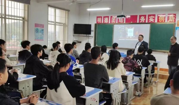 株洲海事职业学校作文与演讲社团承办株洲市少年讲坛"好家风伴我成长"活动