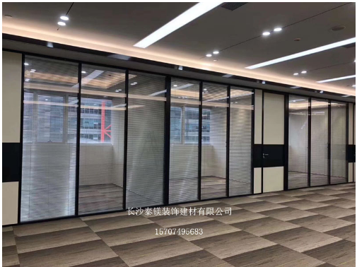 長(cháng)沙泰鎂裝飾建材有限公司,湖南玻璃隔斷,長(cháng)沙辦公玻璃隔墻,商務(wù)隔墻,酒店移動(dòng)隔斷