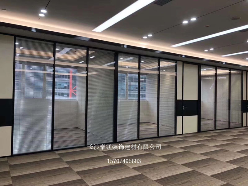 長(cháng)沙泰鎂裝飾建材有限公司,湖南玻璃隔斷,長(cháng)沙辦公玻璃隔墻,商務(wù)隔墻,酒店移動(dòng)隔斷