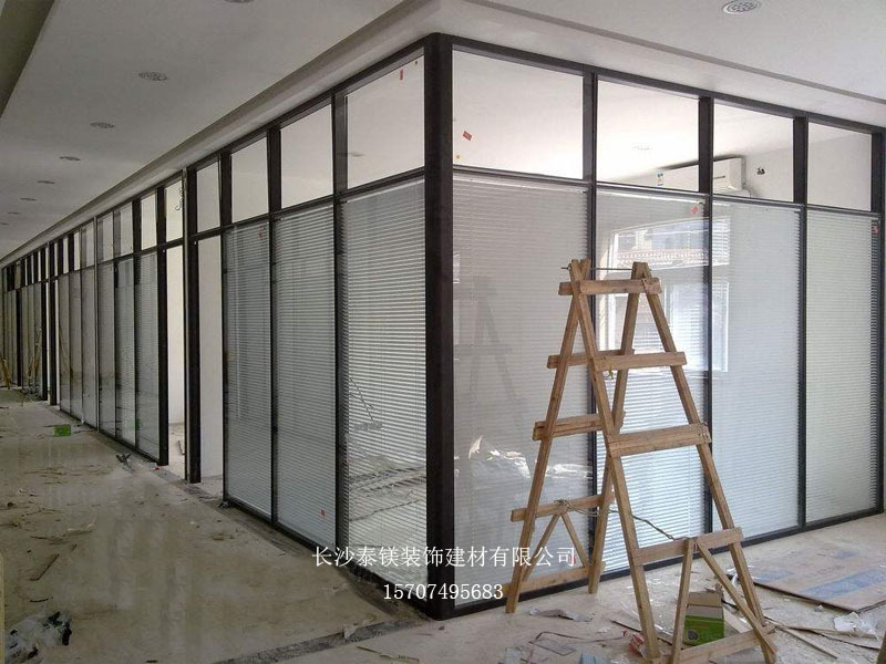 長沙泰鎂裝飾建材有限公司,湖南玻璃隔斷,長沙辦公玻璃隔墻,商務(wù)隔墻,酒店移動(dòng)隔斷