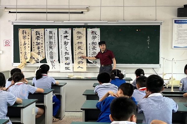 “民进梦飞翔”图书馆开馆暨“名师同心讲坛”爱心送教活动在跳马