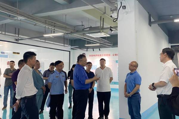 省市场监管局党组成员，省药监局党组书记秦继红，郴州市市场监管局局长赵振莅临我司指导工作