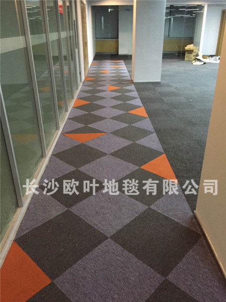创意拼接让你的工作更有乐趣-方块办公地毯