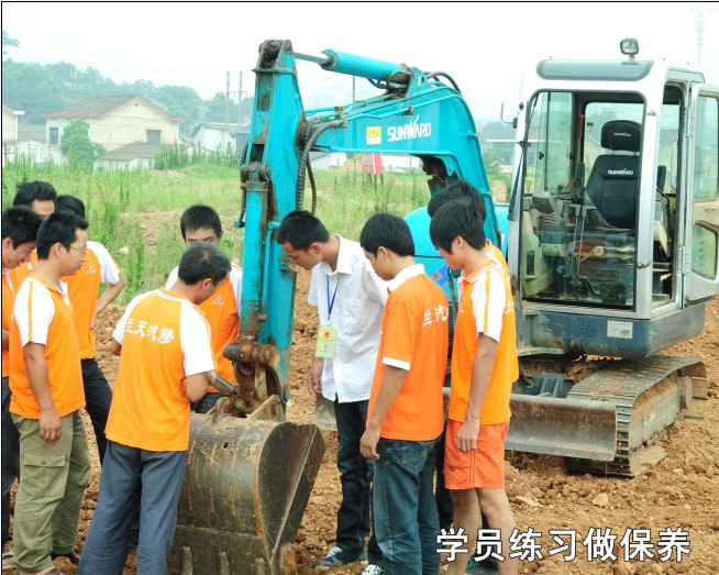 学员练习做保养