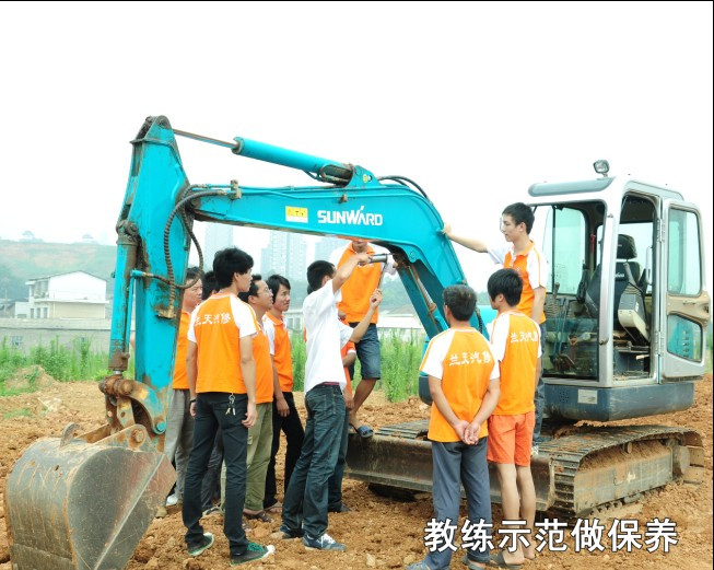教练示范做保养