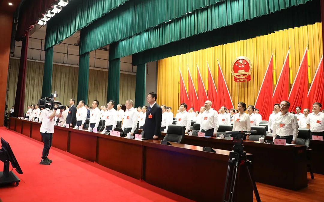 全体起立，奏唱国歌