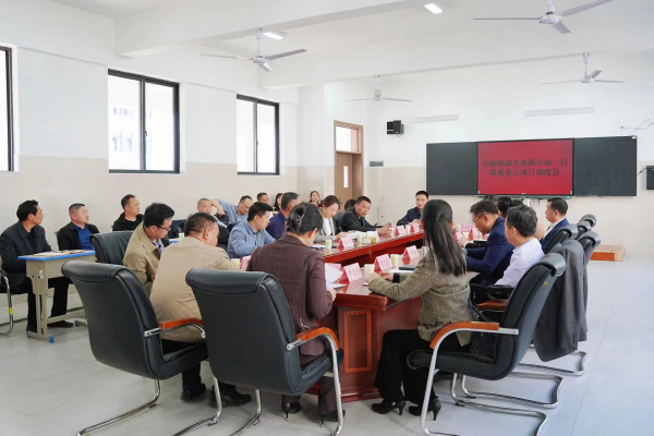 【快讯】全力以赴攻坚克难 保证质量抢抓进度——市政协副主席杨小幼一行在我校召开重点项目调度会