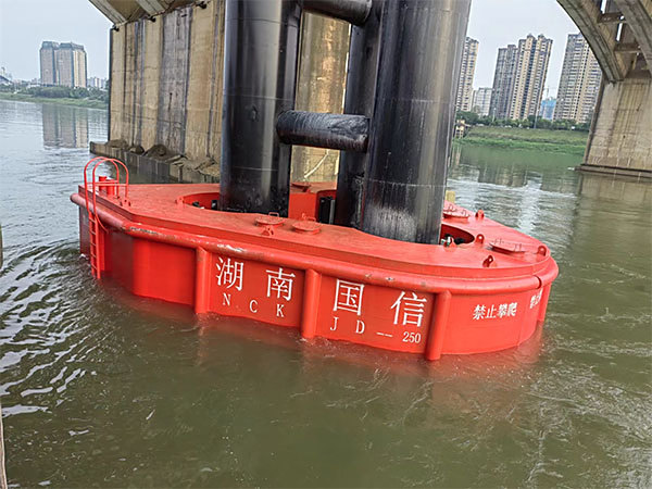 自浮式钢覆复合桥梁防撞