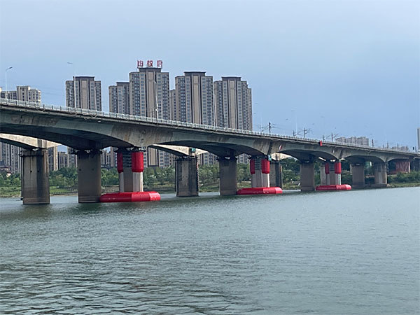 自浮式钢覆复合桥梁防撞设施