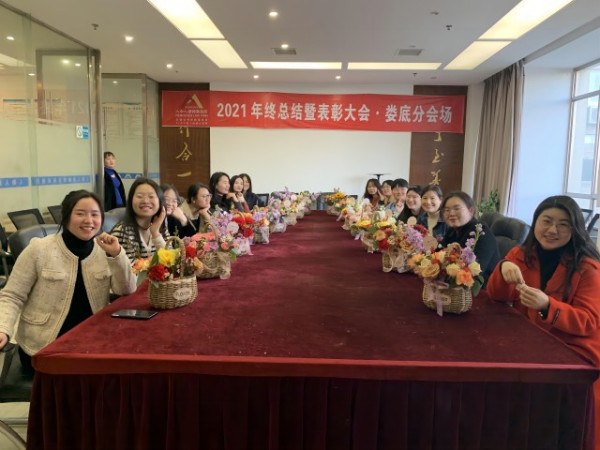娄底分所开展“魅力巾帼，红心向党——三八节花艺沙龙” 主题党日活动