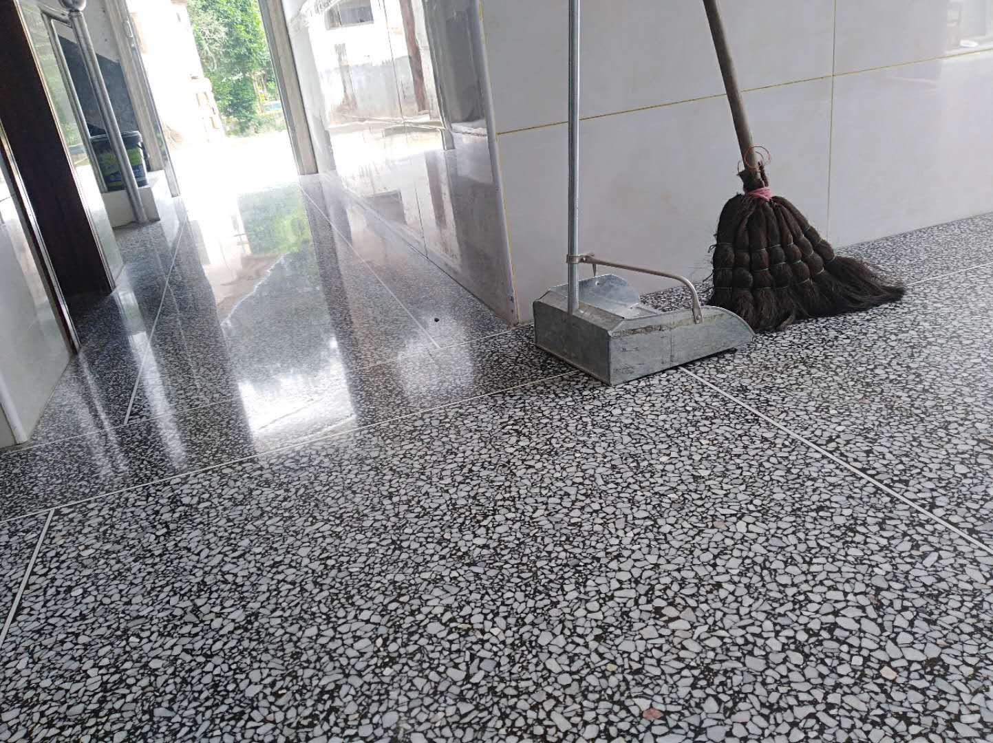 水磨石翻新打磨,水磨石抛光液,水磨石渗透液,水磨石抛光机,水磨石打磨,水磨石抛光,水磨石翻新抛光