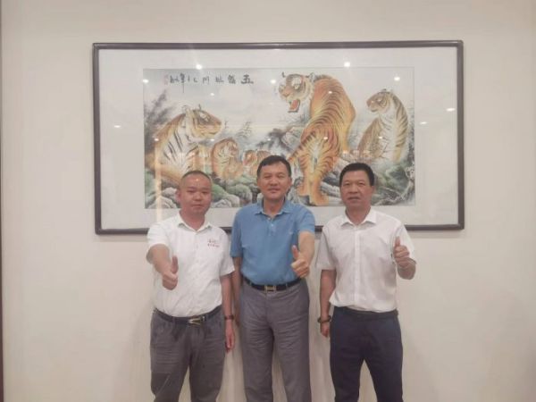 与东方雨虹董事长李卫国先生合影