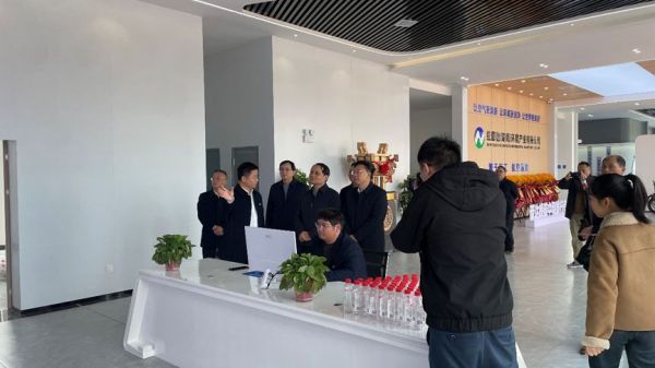 邵阳市副市长易洪海一行莅临湖南纽恩驰参观考