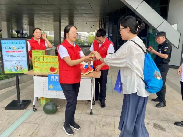 雷竞技官网清凉共享小站，送达爱心，共战酷暑 (10)