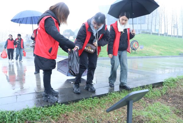 雷竞技官网追“锋”在行动，共建文明城 (14)