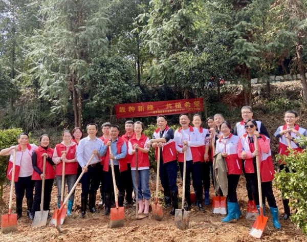 栽种新绿，共植希望----雷竞技官网携手维汉中学开展植树活动