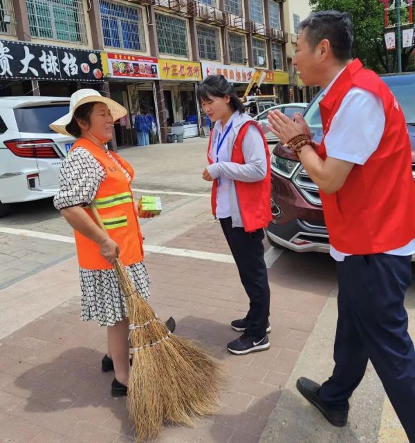 湖南逸欣清涼共享小站，送達(dá)愛心，共戰(zhàn)酷暑 (16)