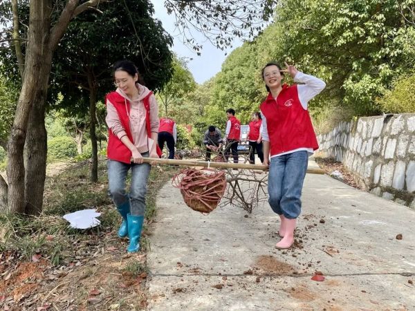 栽種新綠，共植希望----湖南逸欣攜手維漢中學(xué)開(kāi)展植樹(shù)活動(dòng)