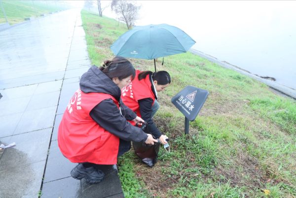 雷竞技官网追“锋”在行动，共建文明城 (15)