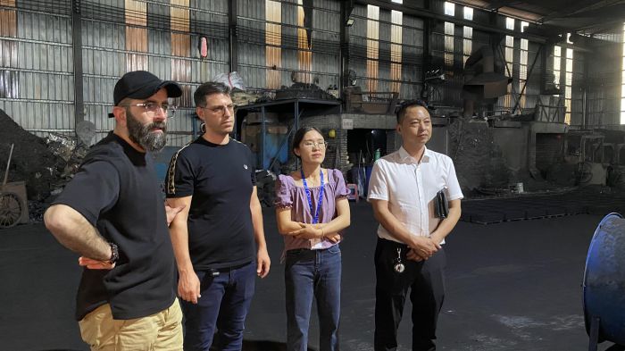 黄总与业务代表带领国外客户在参观工厂