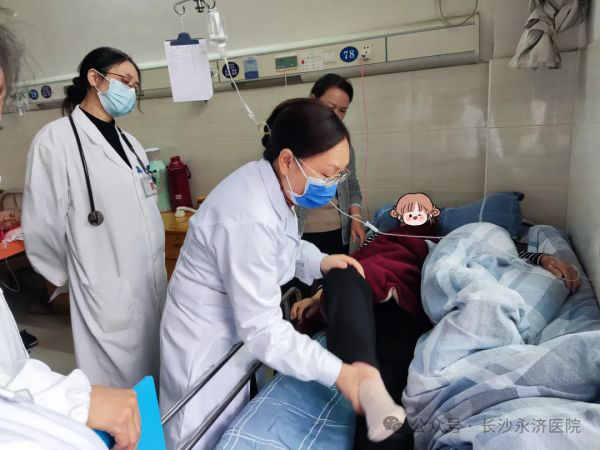 关爱帕金森，携手健康行—湖南省第二人民医院神经内科主任来我院查房坐诊