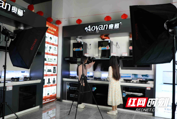 Lanshan: E-commerce live streaming helps women find employment.