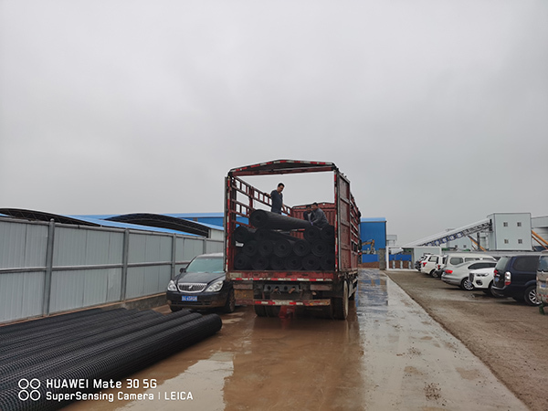 济南遥墙机场扩建1期双线塑料50KN格栅到货