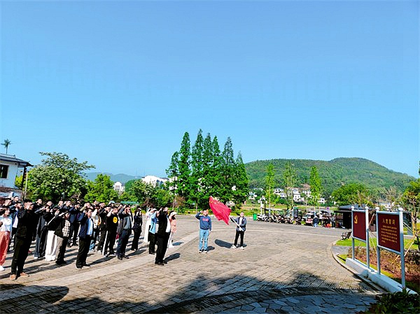 九郎山集团开展“重温党史悟初心 红旗插上九郎山”暨党委书记讲