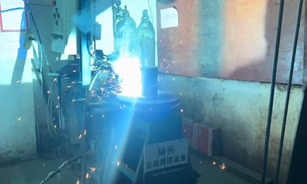 电磁加热辊-轴头自动焊接中